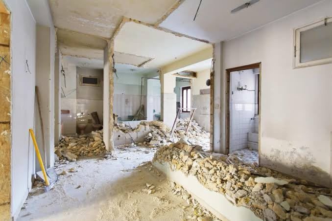 Entkernte Wohnung mit Schutt auf dem Boden